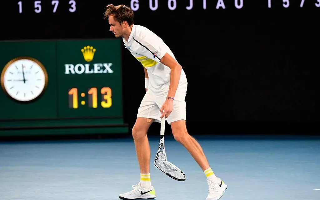 Медведев в истерике сломал ракетку на Australian Open. Причина максимально неожиданная