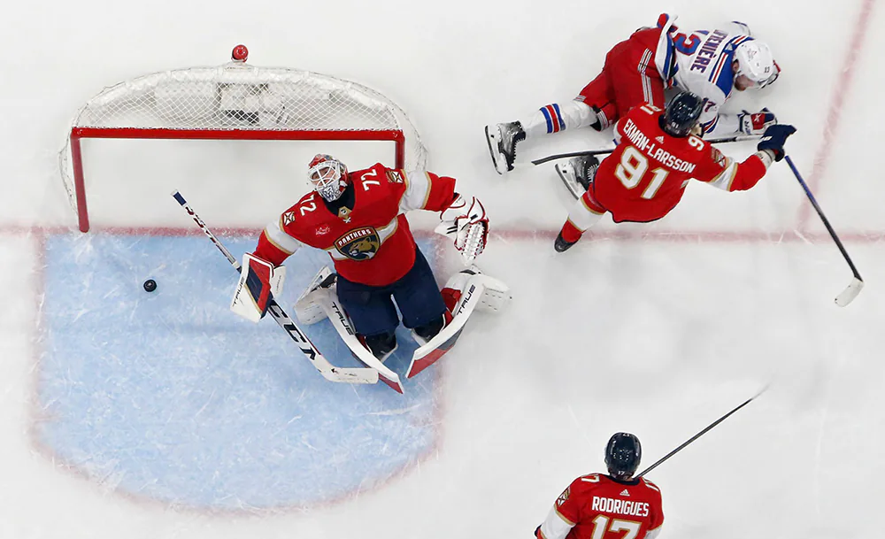 Бобровский с Рейнджерс НХЛ.webp