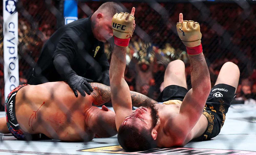Махачев удушающим приёмом победил Порье на турнире UFC 302 и защитил чемпионский титул