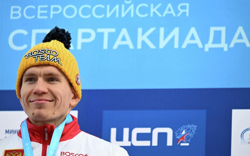 Александр Большунов выиграл 19-ю гонку подряд, завоевав золото в скиатлоне на Спартакиаде в Тюмени