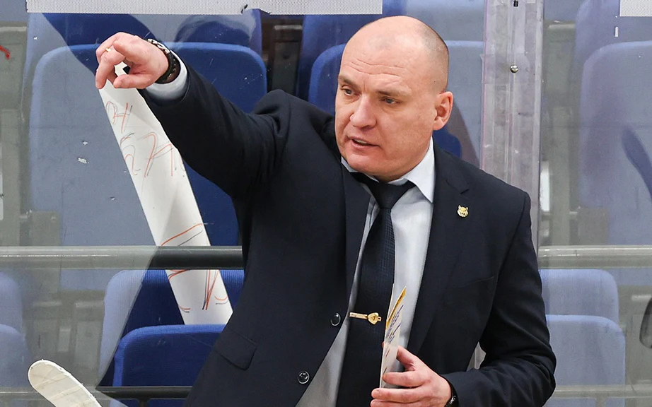 Главный тренер «Металлурга» Разин увёл команду в раздевалку, протестуя из-за решения судей