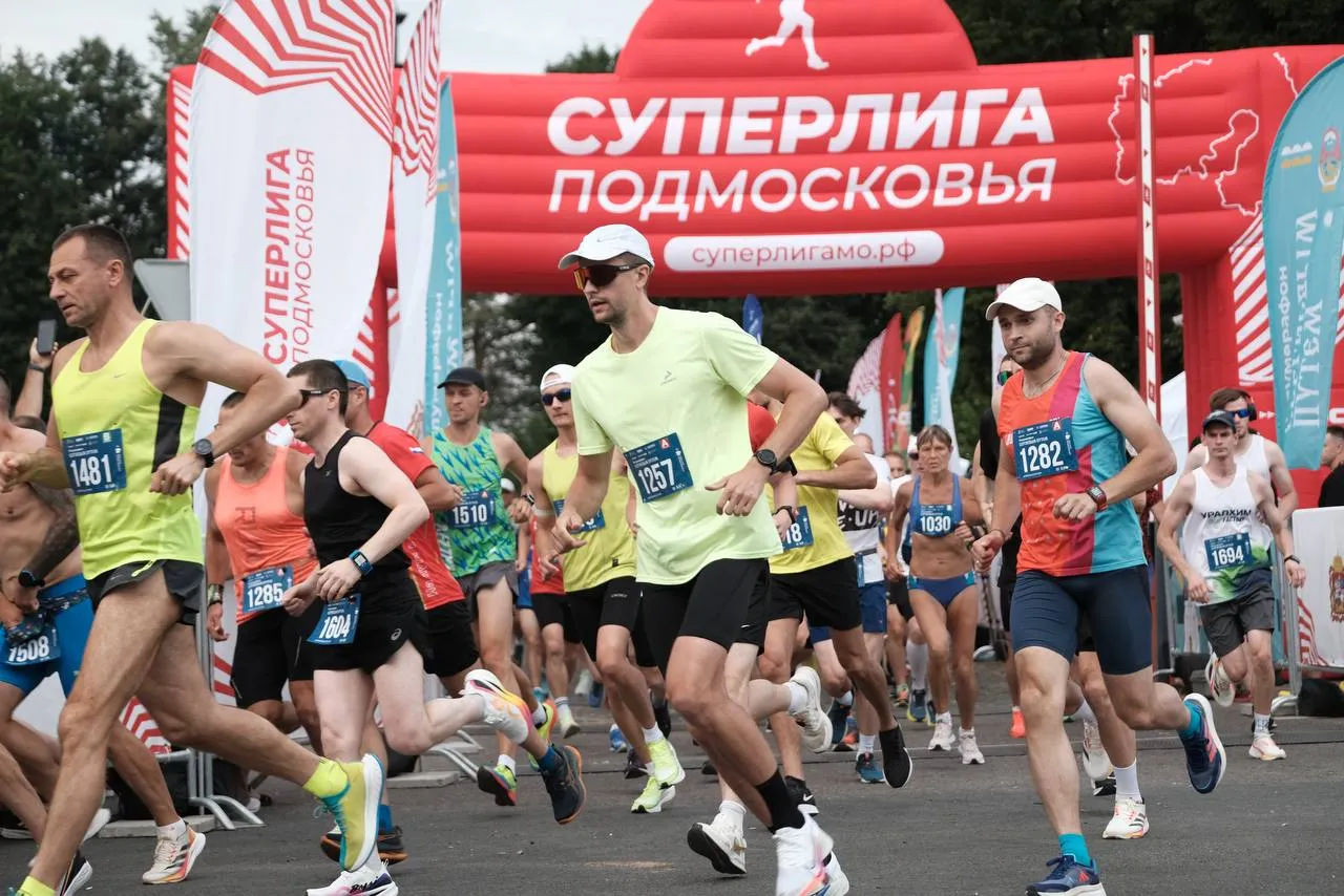 Свыше 1700 бегунов выступили в самом массовом полумарафоне «Сергиевым путём»