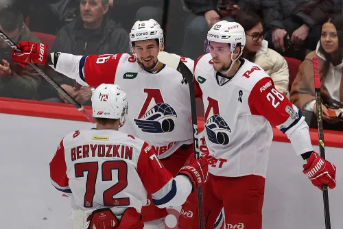 Родные стены не помогли. «Локомотив» всухую переиграл «Авангард» и вышел в полуфинал