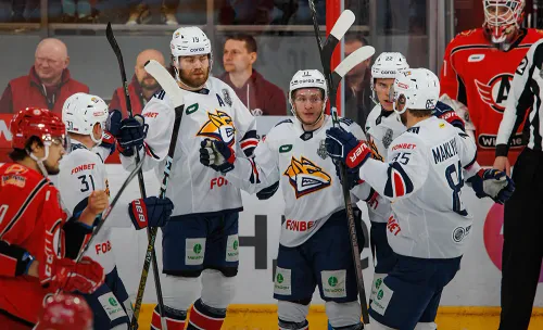 «Автомобилист» спасся, сняв вратаря. Но «Металлург» вернул преимущество в серии