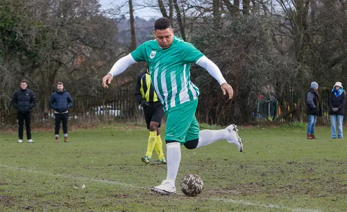 Великий Роналдо вернулся в футбол. Опоздал на матч и подъехал к полю на лимузине