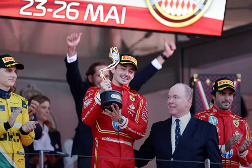 «Ред Булл» уничтожили на старте. Лидер «Феррари» выиграл домашнюю гонку и снял проклятие