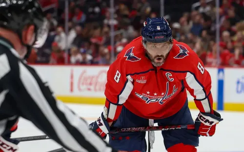 Канадец врезал Овечкину по горлу. Александр рухнул на лёд, а судьи промолчали