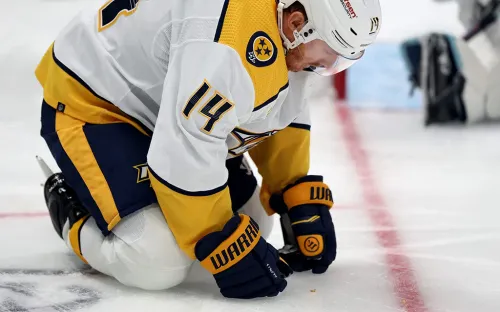 Хоккеист «Нэшвилла» потерял… зубы на льду. Собирали всем миром