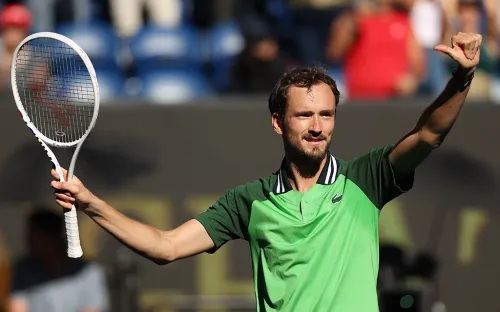 Медведев устроил шоу после матча. Зрители заворожённо смотрели и аплодировали