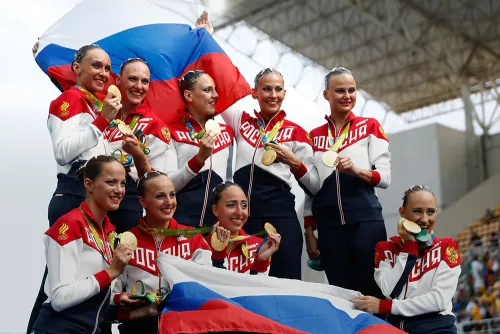 Российский флаг сняли и завязали в узел. Но скандал попытались замять