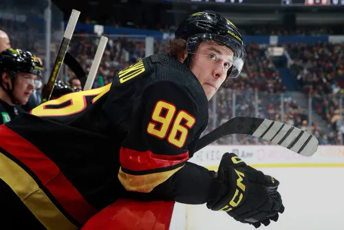 Плей-офф недостоин. Лидер НХЛ списал русского форварда прямо по ходу сезона