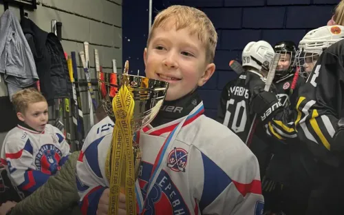 «Улыбается, несмотря на боль». Террористы напали на юного хоккеиста, уже покинув «Крокус»