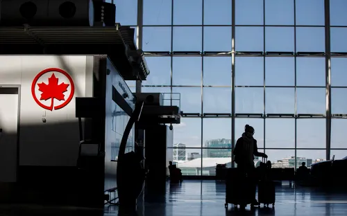 Российских хоккеистов неожиданно выгнали из самолёта. Очень мутная история на МЧМ