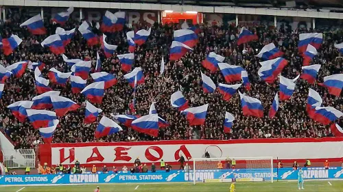 Братья навек. Десятки российских флагов развевались на матче «Црвены Звезды»