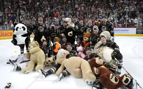 74 599 плюшевых мишек на льду. Фанаты «Херши» установили рекорд