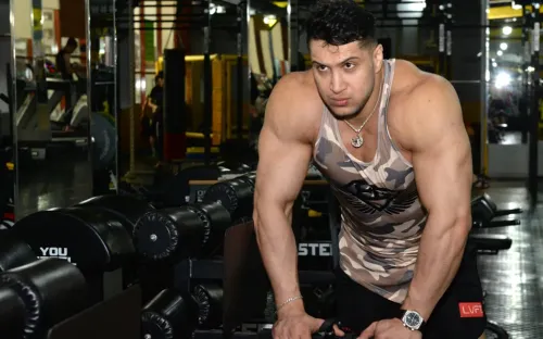 «Ты чего умничаешь?» Российский тренер в ярости избил посетителя фитнес-зала