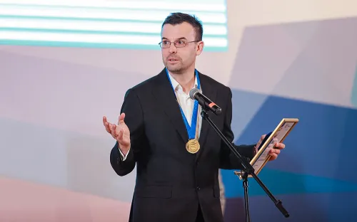 И всё-таки он жив! Новогоднее поздравление от главного редактора