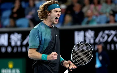 «Вот почему надо рвать задницу». Блестящая победа Рублёва потрясла трибуны в Австралии