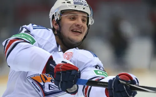 Обладателя Кубка Гагарина выгнали из клуба. Хоккеиста уличили в воровстве