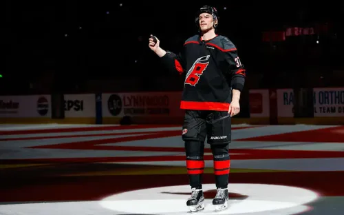 Свечников подрезал «красные крылья». Андрей затащил победу для «Каролины»