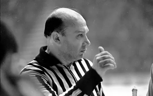 Пьяный судья уснул в разгар международного матча. Над Анатолием откровенно смеялись!