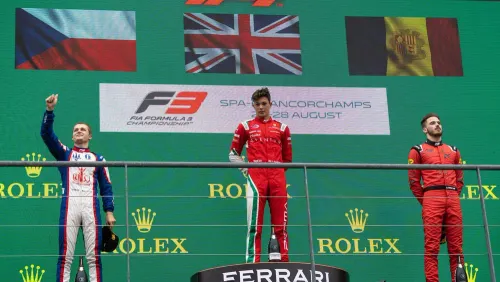 Российского гонщика подставили во время награждения. Праздновать пришлось под чужим флагом!