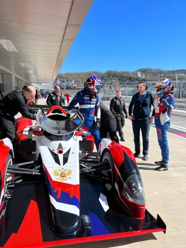 Фавориты тоже сходят, авария развитию не помеха