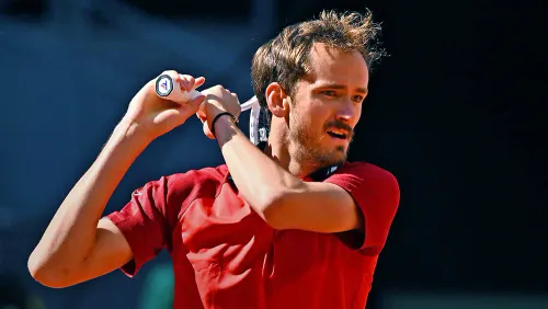 Медведев скопировал Рублёва. Проиграл неизвестному китайцу и разбил ракетку о корт