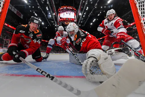 Вратарь оставил Омск в серии. «Локомотив» троекратно перебросал соперника, но проиграл