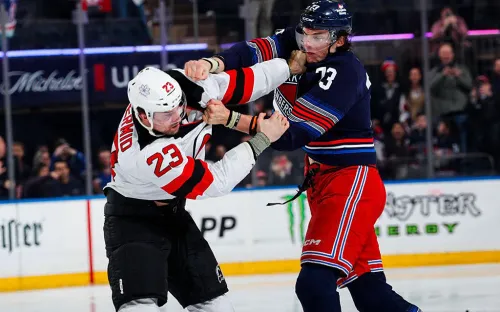 Команда Панарина устроила ледовое побоище. Драться собирался даже Шестёркин