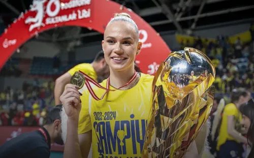 Федоровцева пишет историю европейского гранда. А команда наградила её чемпионским кубком