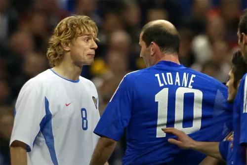 Карпин подрался с Зиданом в самом сердце Парижа. Француз ответил ударом по почкам