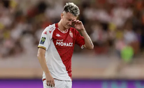 Головин сорвался. Шипами врезал сопернику и наорал на судью