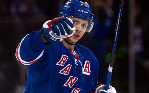 Панарин сравнялся с Гретцки и Мессье. Шикарный пас Хлебушка огорчил его лучшего друга