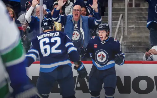 Юный москвич ярко дебютировал в НХЛ. Забил победный гол и признан лучшим в матче топов