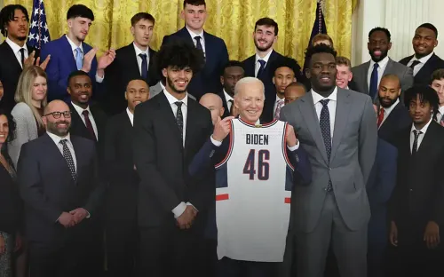 Президент США забыл выпить таблетки. Байден опозорился перед молодыми баскетболистами