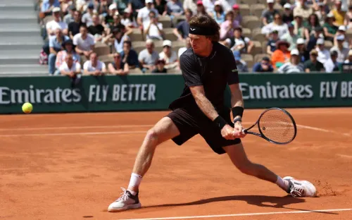 Русский мат, 17 эйсов и девять отыгранных брейк-пойнтов. Рублёв начал «РГ» с победы