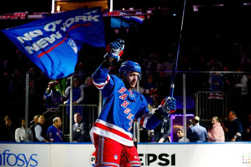 Панарин не пощадил бывшую команду. Хлебушек сравнялся с легендами «Рейнджерс» 