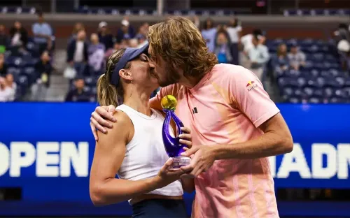 «Похоже на свидание». Циципас и Бадоса выиграли турнир в миксте и поцеловались