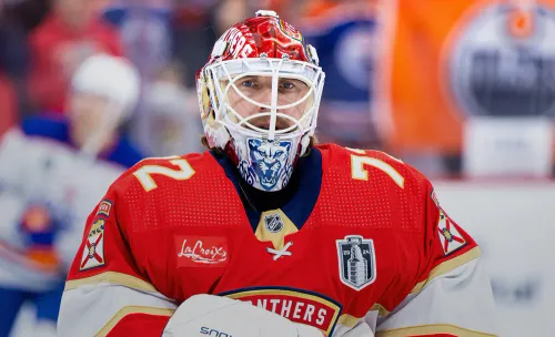 Бобровского в Сети поливают помоями. Всё из-за российского флага на чемпионском параде