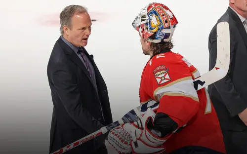 «Бобровский обманул судей». Тренер «Тампы» обвинил в провале российского вратаря