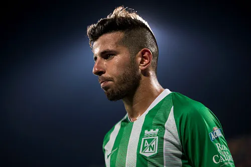 Чудом избежал смерти. Фанат метнул нож с трибуны в голову футболиста