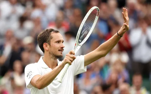 Медведев мучился более трёх часов. Но прошёл неуступчивого француза