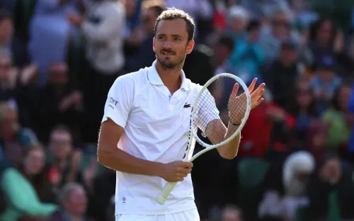 Последний россиянин в сетке. Медведев дожал немца в дождевой игре