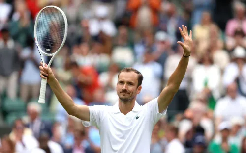 В своём стиле. Медведев заставил понервничать, но вышел во второй круг Уимблдона