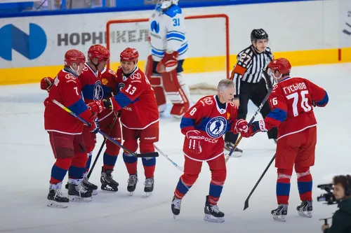 Матч, исполняющий мечты. В Норильске сыграли легенды отечественного хоккея