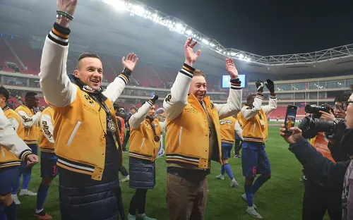 Он вам не клоун! Слуцкий за 50 дней взял в Китае два крутых трофея