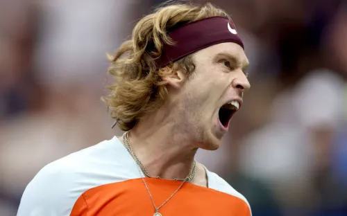 Рублёв взбесился в матче «Ролан Гаррос». Несчастный уборщик такого не ожидал