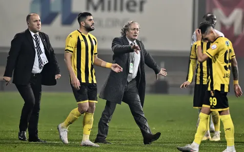 Турецкий футбол превратился в цирк. В знак протеста судейству команда ушла с поля