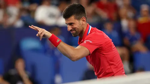 Джокович вышел к фанатам в шлеме. Накануне он получил по голове бутылкой